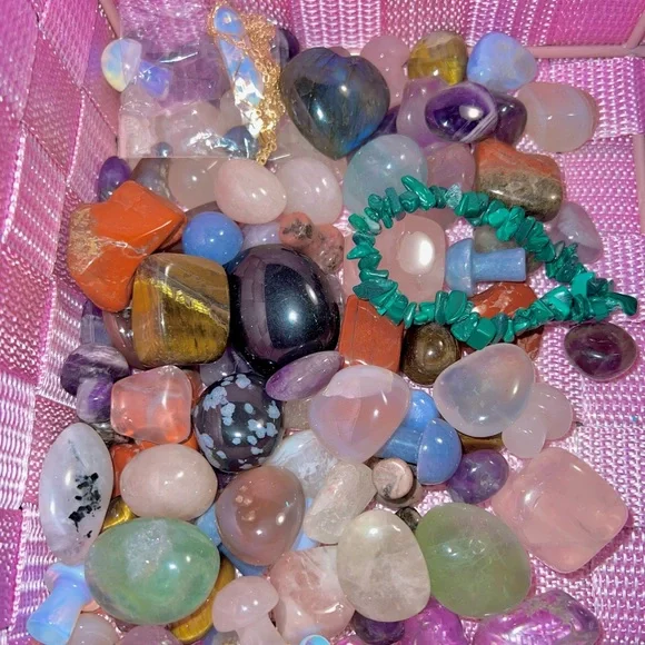 LAST ONE Crystal Confetti Scoop Healing Crystal Mystery Bag Bundle Gift Set - Picture 3 of 3